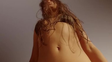 Göz kamaştırıcı bir plaj sahnesi doğal güzelliği ve kızların saçlarını sergiliyor sakin, sakin bir zemine doğru.