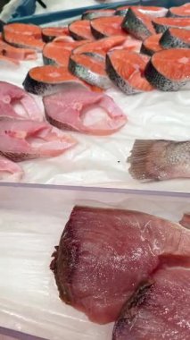 Mutfak zevkleriniz için mükemmel olan canlı ve çeşitli taze deniz ürünleri kesimlerini keşfedin.