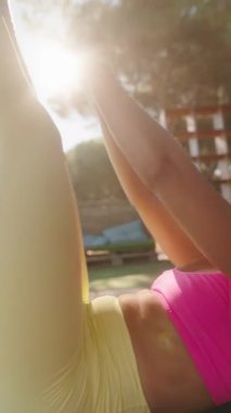 Sakin ortamda ve çarpıcı renklerde dinamik pozlarla hareketli bir yoga seansının tadını çıkarın.