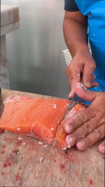 Temiz ve dezenfekte edilmiş bir yüzeyde taze somon fileto yapmak, onu çeşitli mutfak içerikleri için mükemmel hale getiriyor.