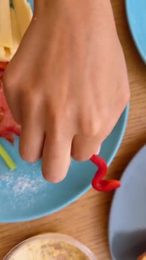 Yumurtalar, taze sebzeler ve kırsal ahşap bir masada servis edilen kremalı humus içeren güzel renkli bir kahvaltı.