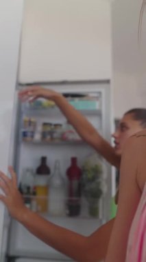 Arkadaşların buzdolaplarını keşfederken ve tadını çıkarırken o keyifli ve eğlenceli mutfak anlarını yakalıyorum.