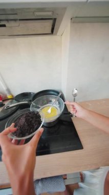 Lezzetli bir yemek için çeşitli malzemelerinizi iyice karıştırmak için bu detaylı adım işlemini takip edin.