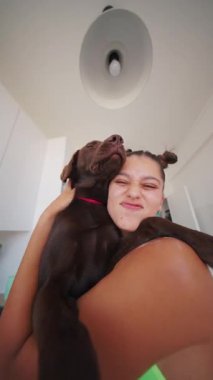 Bir insan ve sevgili köpeği arasındaki neşeli ve iç açıcı bağ canlı bir mutfak ortamında ortaya çıkar.