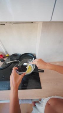 Çağdaş bir mutfakta taze malzemeleri karıştırıp davetkar bir atmosfer yaratmak eğlenceli bir yemek anı.