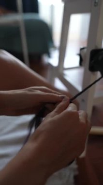 Ellerin yaklaşması, canlı saçlar örmek, yetenek ve yaratıcılığı gösteren şık bir görünüm yaratmak.