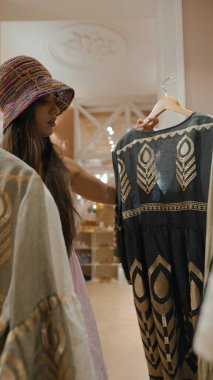 Modaya uygun bir birey, modaya uygun ve yaratıcı bir butik ortamında eşsiz bir giysi parçasını keşfetmek için yolculuğa çıktı.