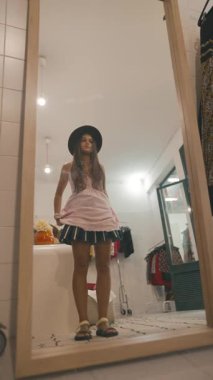 Butik aynadaki şık bir kıyafet modern moda atmosferlerini ve zamansız zarafeti güzel bir şekilde yakalar.