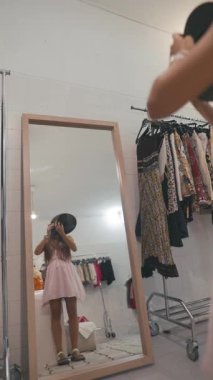 Herkes eğlensin diye modaya uygun kıyafetleri ve oyuncu aksesuarları sergileyen şık bir oturum