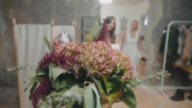 Canlı ve canlı bir çiçek aranjmanı şık bir stüdyo ortamında geçen bir moda sahnesini büyük ölçüde geliştirir.