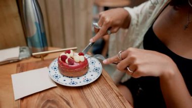 Sıcak kafein atmosferinde taze meyvelerle süslenmiş lezzetli bir tatlı diliminin tadını çıkarıyorum.