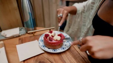 İçinde ahududu, krema ve rahat bir kafe olan lezzetli bir tatlıya ne dersiniz?