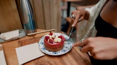 Güzel dekore edilmiş bir ortamda lezzetli, taze meyveli tatlıların tadını çıkarmak için büyüleyici bir kafeye gidin.