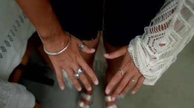 Huzurlu ve rahatlatıcı bir ortamda, zarif eller cazibeli çeşitli yüzük ve bilezikler sergiler.