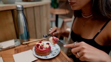 Rahat bir kafede güzel bir tatlıyla bir anlık hoşgörü.