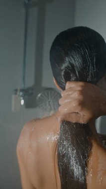 Rahatlamayı arttıran ve kendine bakımı destekleyen ferahlatıcı bir sağanak sırasında yakalanan huzurlu bir an.