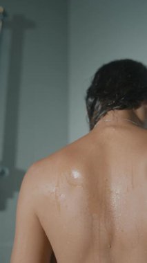 Huzurlu bir duş sahnesinde bulunan ferahlık ve nihai sükunetin özünü derinlemesine araştırıyorum.,