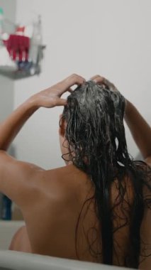 Kendine özen göstermenin ve rahatlamanın önemini vurgulayan, saç bakımını gösteren rahatlatıcı bir sahne..