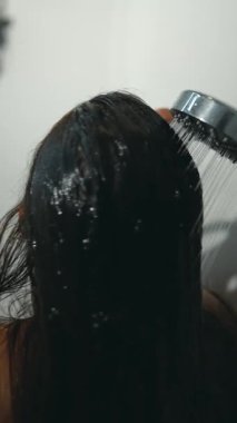 Ferahlatıcı bir duşun harika mutluluğunu yaşayın, getirdiği derin sükuneti ve gençliği yakalayın.