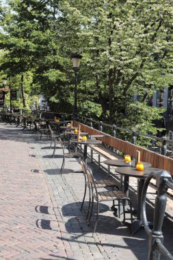 Corona 'nın Utrecht Holland' ı kapatmasından saatler önce emtpty Terras