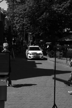 Kilitlendikten sonra terraları polis arabası kontrol ediyor