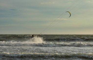 Uçurtma sörfçüsü serbest hareketler yapıyor