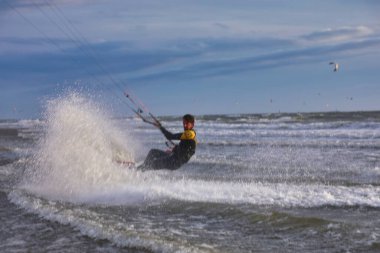 Uçurtma sörfçüsü serbest hareketler yapıyor