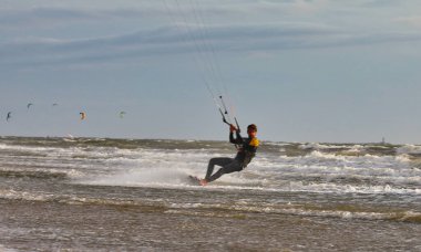 Uçurtma sörfçüsü serbest hareketler yapıyor