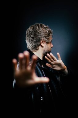 Siyahlı şık genç adam.