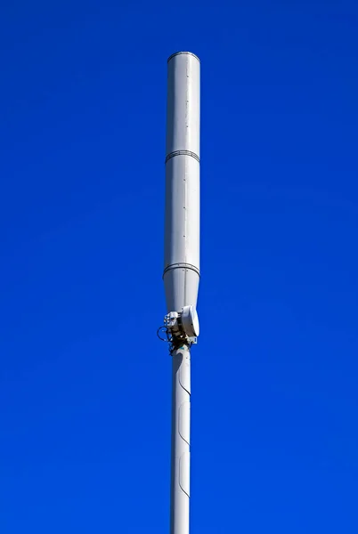 Mastro Telemóvel Visto Contra Céu Azul Claro — Fotografia de Stock