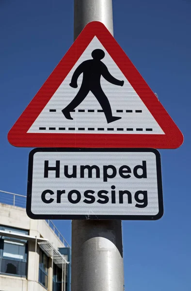 Ein Schild Warnt Vor Einem Buckligen Zebrastreifen Weston Super Mare — Stockfoto