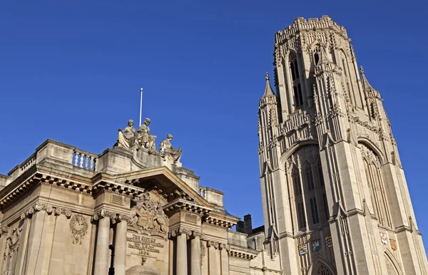 Bristol Müzesi ve Sanat Galerisi ve Bristol Üniversitesi 'nin Bristol, İngiltere' deki Wills Memorial Binası 'nın kulesi
