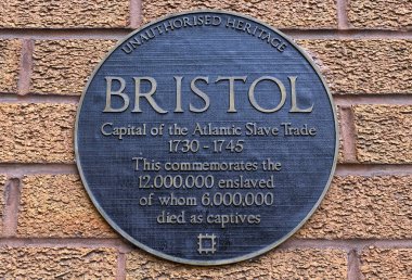 Sanatçı Will Coles 'un İngiltere' nin Bristol kentindeki gayri resmi plaketi, kentin Atlantik köle ticaretine katılımını simgeliyor..