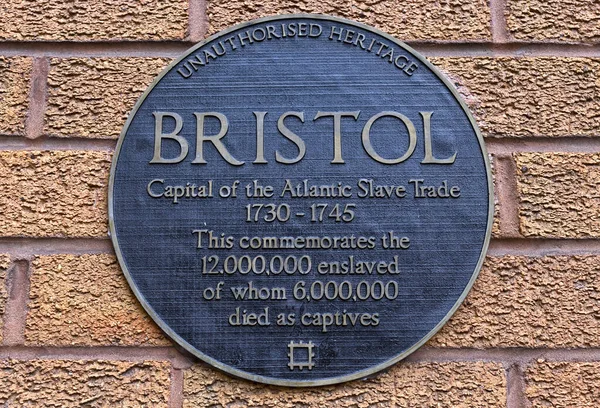 Sanatçı Will Coles 'un İngiltere' nin Bristol kentindeki gayri resmi plaketi, kentin Atlantik köle ticaretine katılımını simgeliyor..