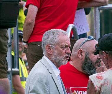Jeremy Corbyn milletvekili 8 Ağustos 2016 'da İngiltere' nin Bristol kentinde düzenlenen İşçi Partisi genel başkanlığı kampanyası sırasında seyircilerden birine seslendi.