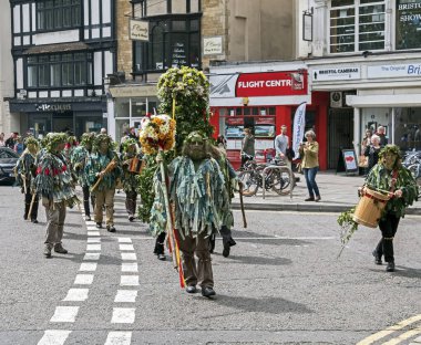 Jack in the Green ve çalışanları 7 Mayıs 2016 'da Bristol, İngiltere sokaklarında yürüyüş yaptılar.