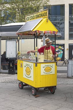 Bristol, İngiltere 'de güneş enerjisiyle çalışan bir limonata tezgahı.