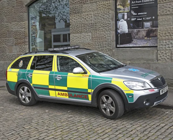 Bristol, İngiltere 'deki Arnolfini Sanat Merkezi' nin önüne park etmiş bir ambulans.