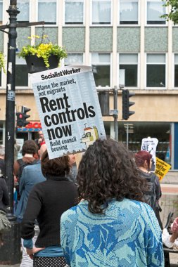 Bir protestocu, 10 Haziran 2017 'de İngiltere' nin Bristol kentindeki hükümet politikalarına karşı düzenlenen gösteride kira denetimi için çağrıda bulunan bir pankart tutuyor.