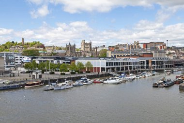 Bristol, İngiltere 'deki Saint Augustine' s Reach müzesinin çatısından Bristol Katedrali, Brandon Hill ve Cabot Kulesi arka planda görünür.