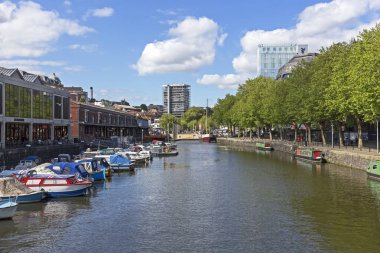 İngiltere, Bristol 'deki St. Augustines Erişimi' nin arka planında Colston Kulesi ve Radisson Mavili Oteli görünür.