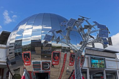 Bristol, İngiltere 'deki At-Bristol bilim merkezindeki planetaryum ve Enerji Ağacı, 26 Mayıs 2015