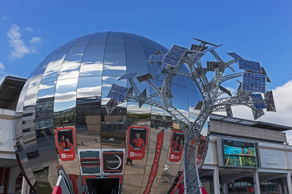 Bristol, İngiltere 'deki At-Bristol bilim merkezindeki planetaryum ve Enerji Ağacı, 26 Mayıs 2015