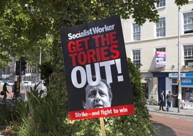 30 Mayıs 2015 'te İngiltere' nin Bristol kentinde düzenlenen bir gösteride başbakan David Cameron 'ın fotoğrafı ve 