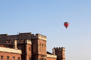 Bristol, İngiltere 'de bir sıcak hava balonu yüzüyor ve Kraliçe Elizabeth' in hastanesi ön planda..