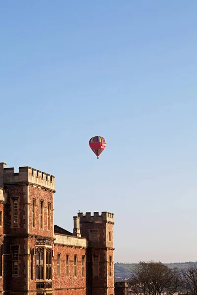 Globo Aerostático Flota Sobre Bristol Reino Unido Con Escuela Queen — Foto de Stock