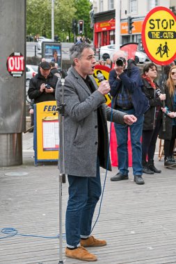Yeşil Parti 'nin eş başkanı Jonathan Bartley, 29 Nisan 2017' de İngiltere 'nin Bristol kentindeki Muhafazakar Hükümetin politikalarına karşı düzenlenen bir gösteride konuştu.