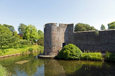 Wells, İngiltere 'deki Piskopos Sarayı' nın hendek ve duvarı.