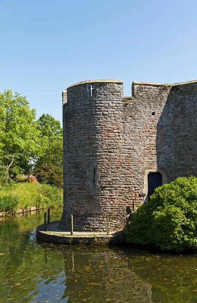 Wells, İngiltere 'deki Piskopos Sarayı' nın hendek ve duvarı.