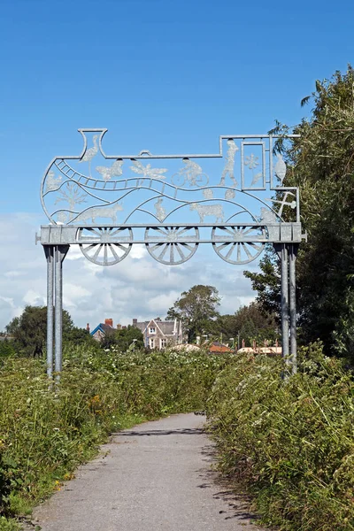イギリス ヤットンの蒸気機関車の形をした看板は かつての鉄道路線であるストロベリー線の区間の始まりを示すもので 現在は長距離の歩道とサイクルルートとなっている — ストック写真